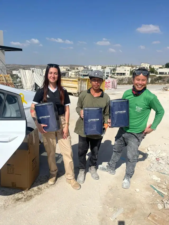 עובדי פאנטום כוח אדם באתר בנייה