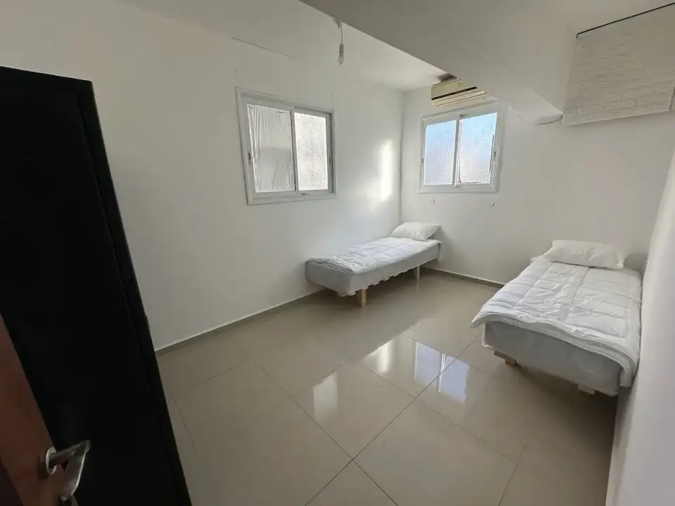 חדר שינה במגורי עובדי פאנטום — מיטות מוצעות ומזגן